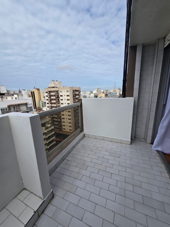 DEPARTAMENTO DE 2 AMBIENTES A LA CALLE CON BALCON SALIENTE Y COCHERA FIJA CUBIERTA.