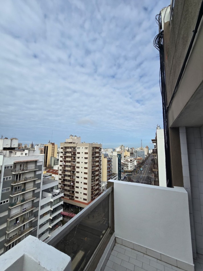 DEPARTAMENTO DE 2 AMBIENTES A LA CALLE CON BALCON SALIENTE Y COCHERA FIJA CUBIERTA.