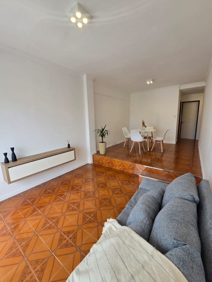 DEPARTAMENTO DE 2 AMBIENTES A LA CALLE CON BALCON SALIENTE Y COCHERA FIJA CUBIERTA.