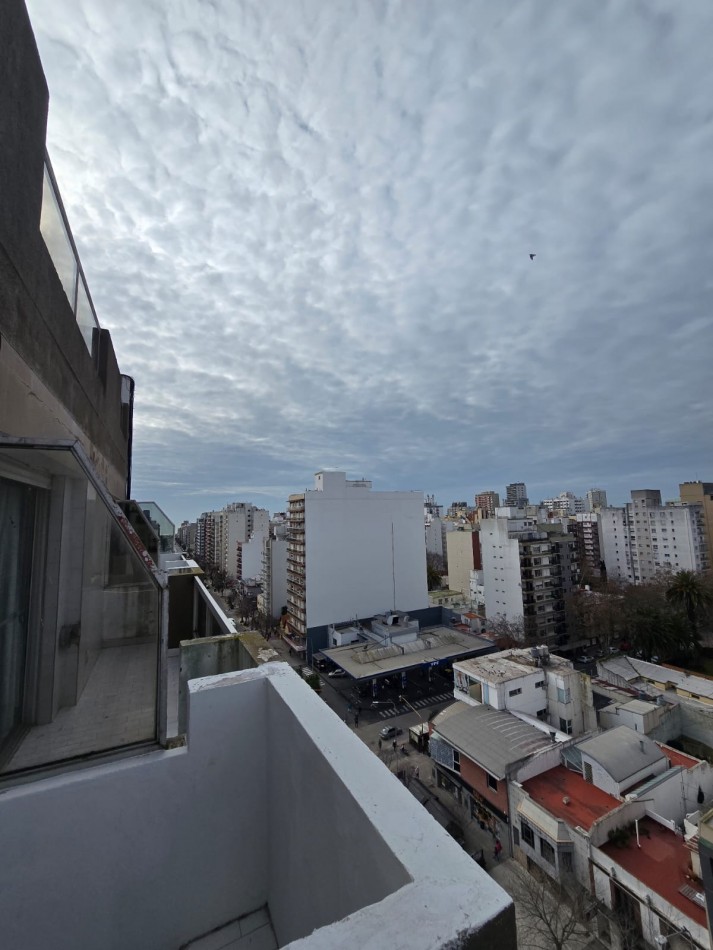 DEPARTAMENTO DE 2 AMBIENTES A LA CALLE CON BALCON SALIENTE Y COCHERA FIJA CUBIERTA.