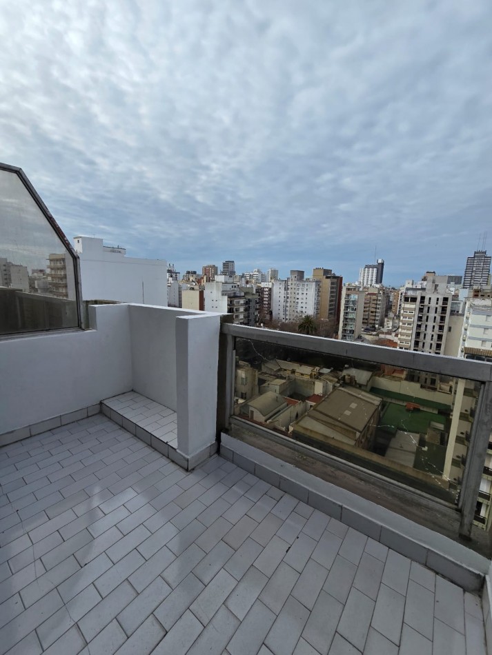 DEPARTAMENTO DE 2 AMBIENTES A LA CALLE CON BALCON SALIENTE Y COCHERA FIJA CUBIERTA.