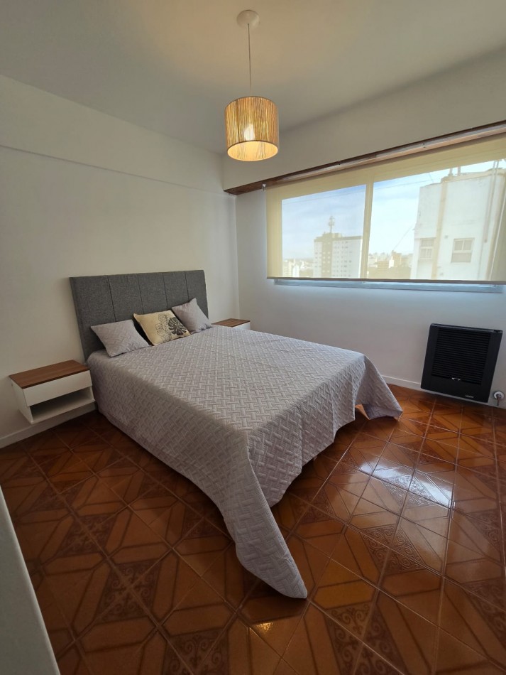 DEPARTAMENTO DE 2 AMBIENTES A LA CALLE CON BALCON SALIENTE Y COCHERA FIJA CUBIERTA.