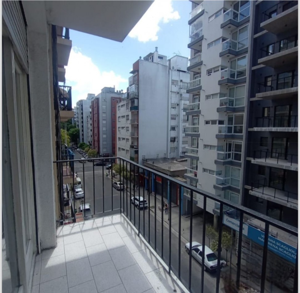 DEPARTAMENTO DE 2 AMBIENTES A LA CALLE CON BALCON SALIENTE. ZONA ALDREY