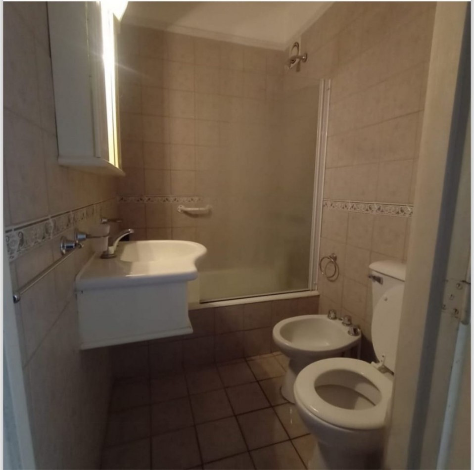 DEPARTAMENTO DE 2 AMBIENTES A LA CALLE CON BALCON SALIENTE. ZONA ALDREY