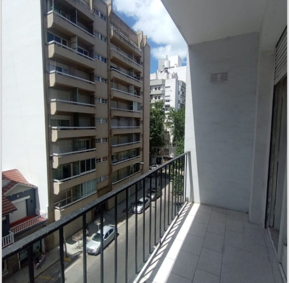 DEPARTAMENTO DE 2 AMBIENTES A LA CALLE CON BALCON SALIENTE. ZONA ALDREY