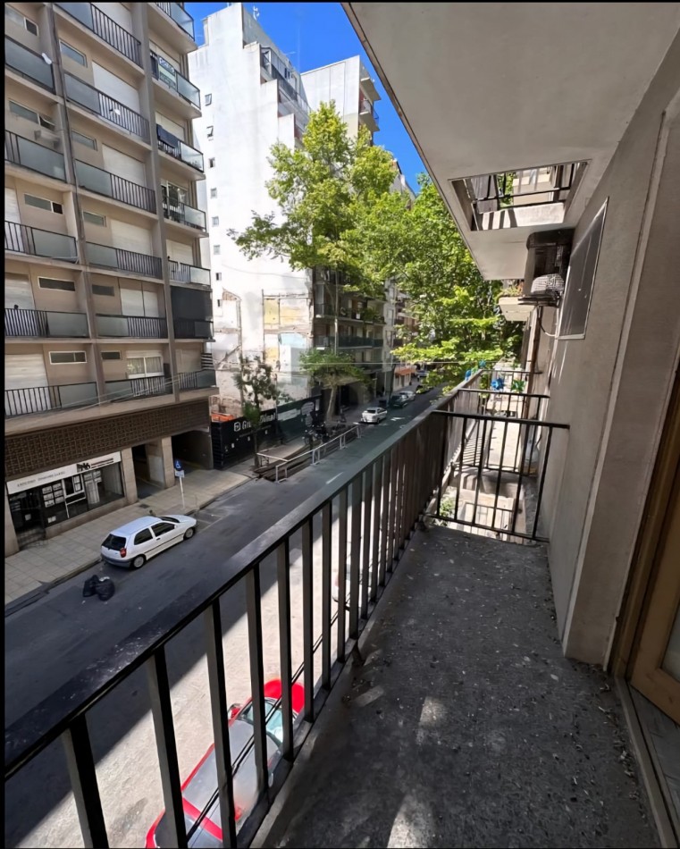 DEPARTAMENTO DE 2 AMBIENTES A LA CALLE CON BALCON. ZONA ALDREY.