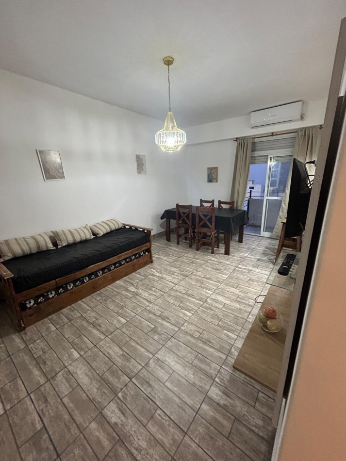 DEPARTAMENTO DE 2 AMBIENTES CON BALCON SALIENTE A LA CALLE. ZONA ALDREY