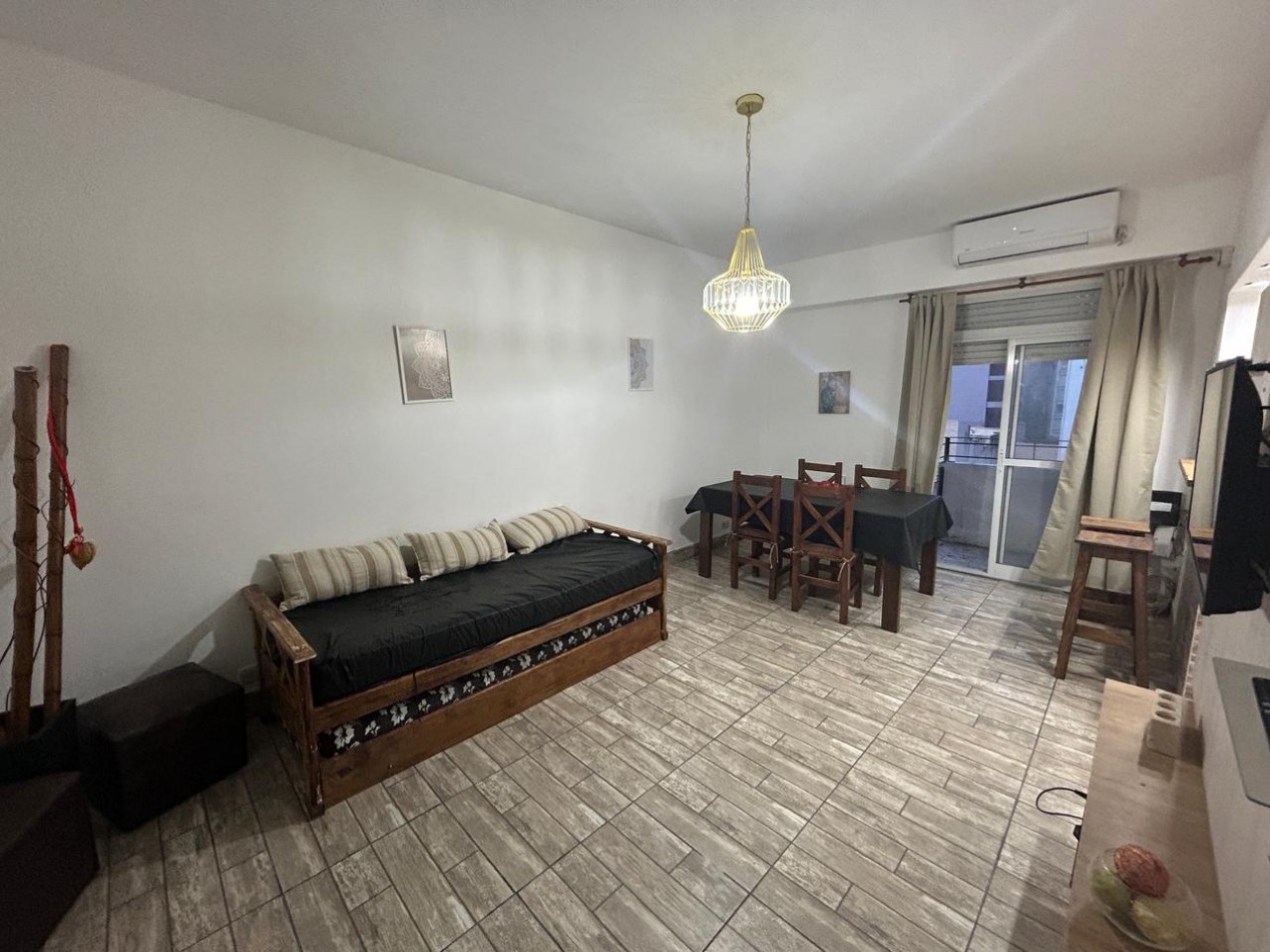 DEPARTAMENTO DE 2 AMBIENTES CON BALCON SALIENTE A LA CALLE. ZONA ALDREY