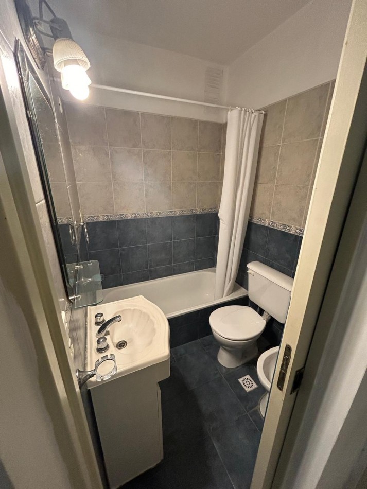 DEPARTAMENTO DE 2 AMBIENTES CON BALCON SALIENTE A LA CALLE. ZONA ALDREY
