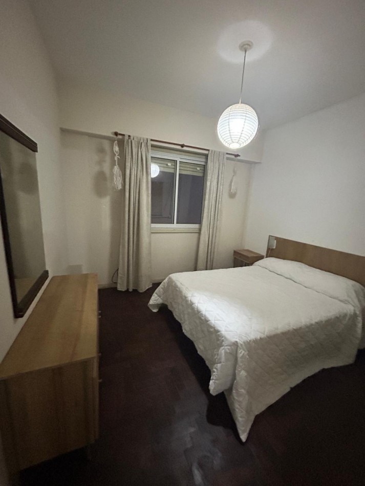 DEPARTAMENTO DE 2 AMBIENTES CON BALCON SALIENTE A LA CALLE. ZONA ALDREY