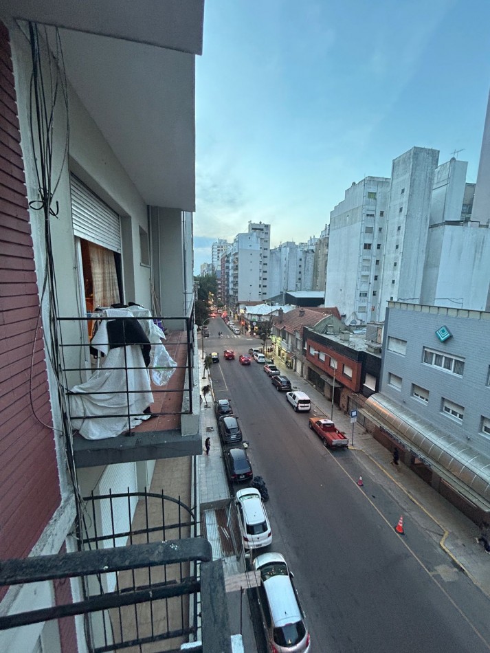 DEPARTAMENTO DE 2 AMBIENTES CON BALCON SALIENTE A LA CALLE. ZONA ALDREY