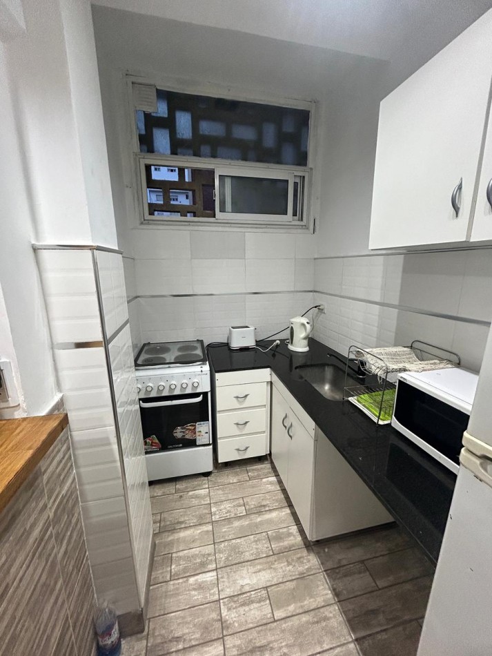 DEPARTAMENTO DE 2 AMBIENTES CON BALCON SALIENTE A LA CALLE. ZONA ALDREY
