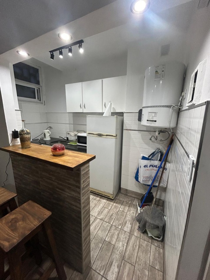 DEPARTAMENTO DE 2 AMBIENTES CON BALCON SALIENTE A LA CALLE. ZONA ALDREY