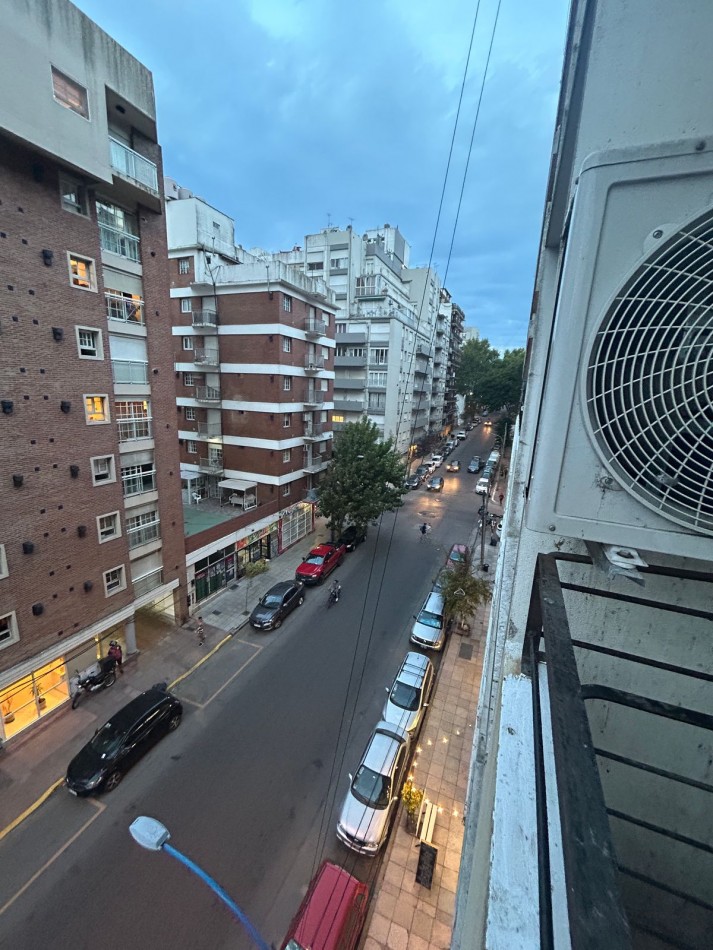 DEPARTAMENTO DE 2 AMBIENTES CON BALCON SALIENTE A LA CALLE. ZONA ALDREY