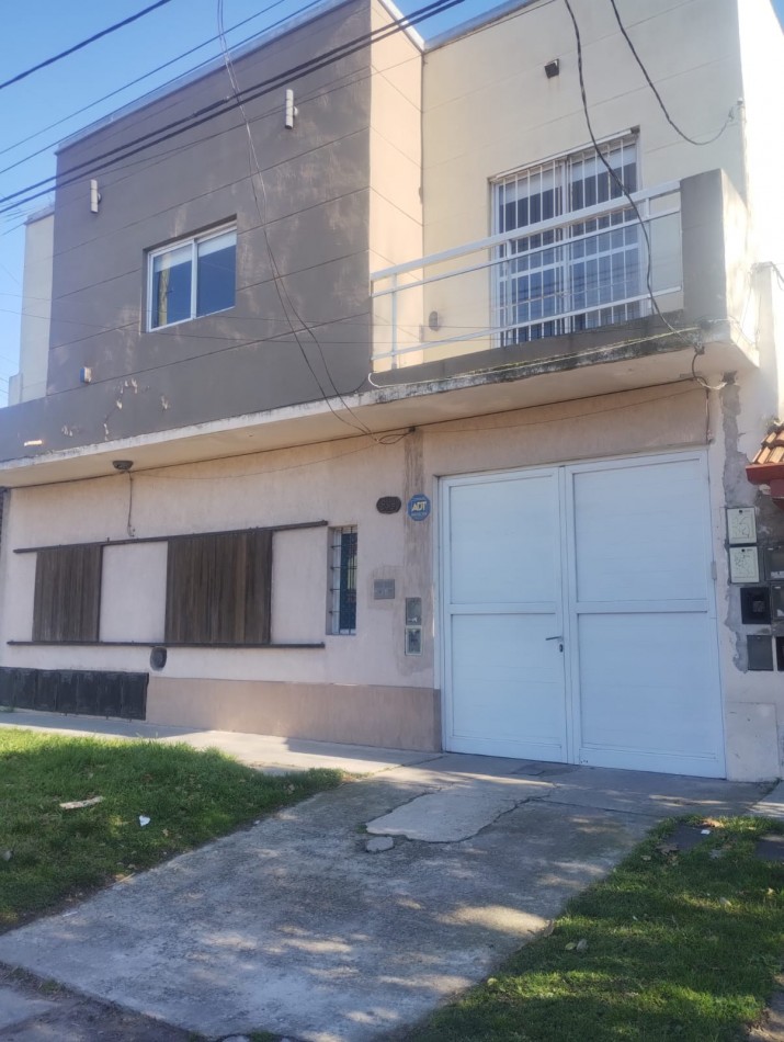 PH DE 3 AMBIENTES. PRIMER PISO POR ESCALERA. ESPACIO DE COCHERA. VILLA PRIMERA.