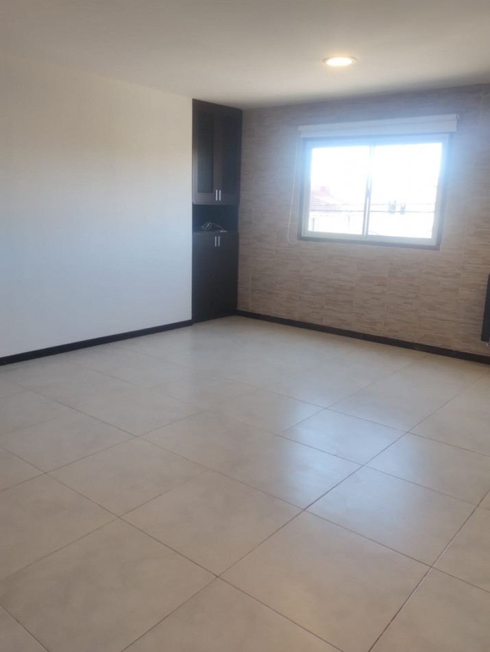 PH DE 3 AMBIENTES. PRIMER PISO POR ESCALERA. ESPACIO DE COCHERA. VILLA PRIMERA.