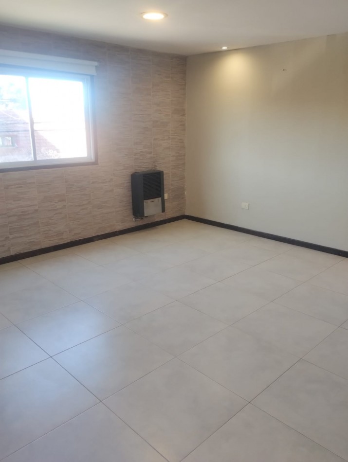 PH DE 3 AMBIENTES. PRIMER PISO POR ESCALERA. ESPACIO DE COCHERA. VILLA PRIMERA.