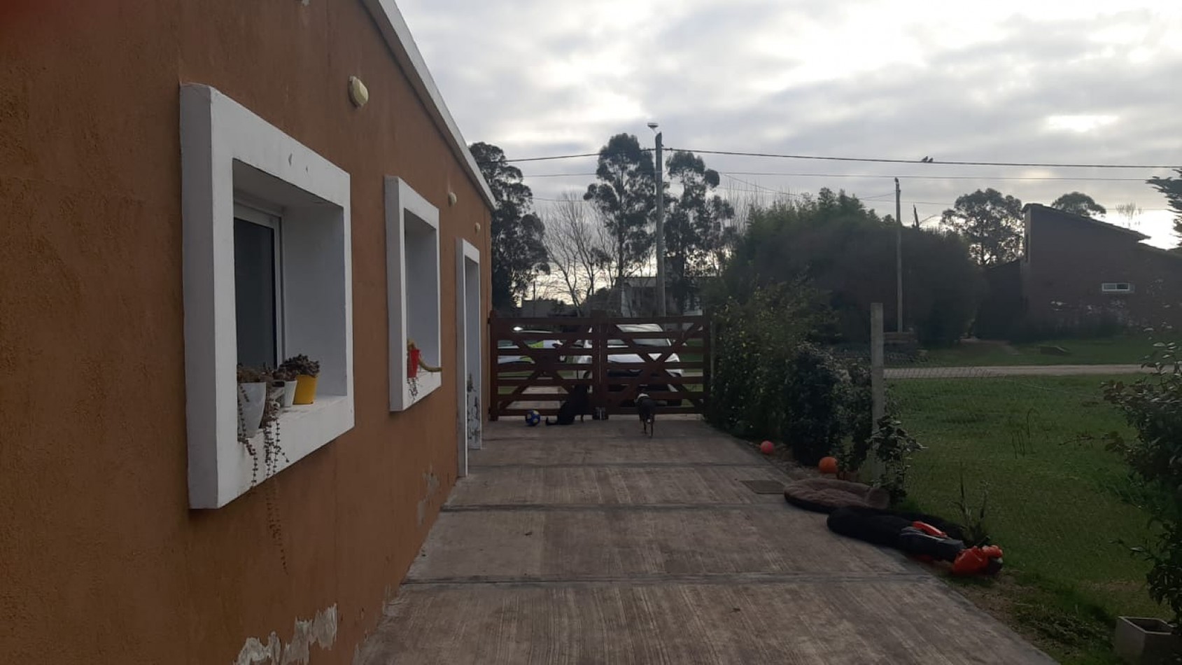 CASA DE 4 AMBIENTES EN BARRIO COSTA DEL SOL