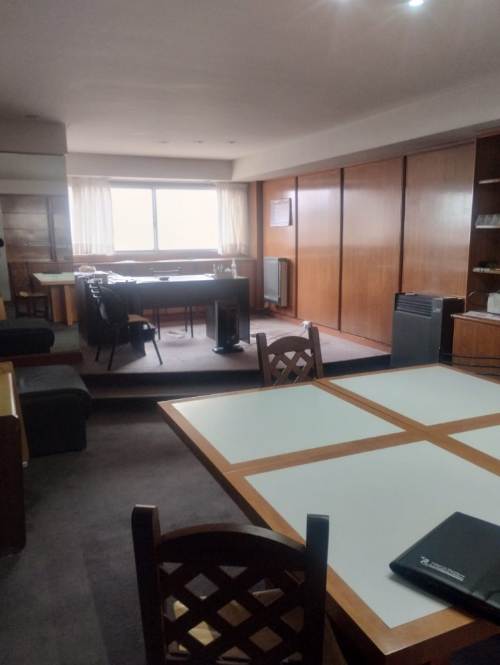 VENTA DE AMPLIA OFICINA AL CONTRAFRENTE. SOBRE 12 DE OCTUBRE AL 3200. EXCELENTE ESTADO 