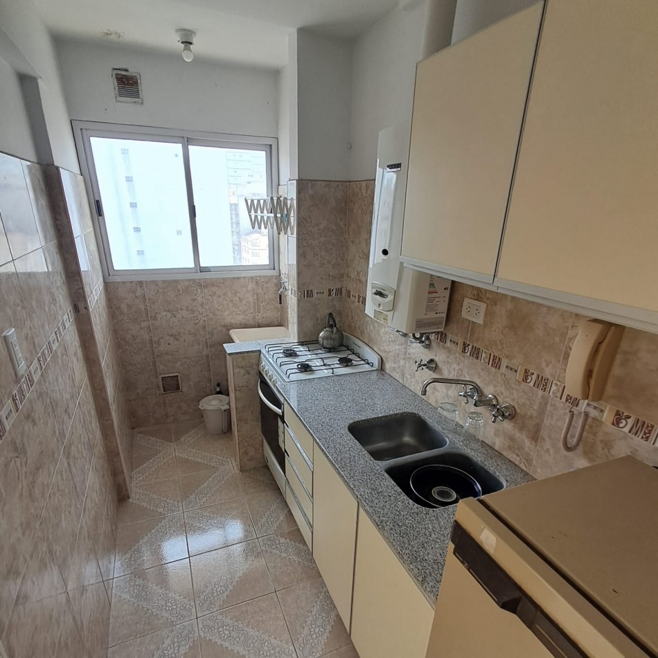 DEPARTAMENTO DE 2 AMBIENTES A LA CALLE CON DEPENDENCIA. PLAZA COLON.