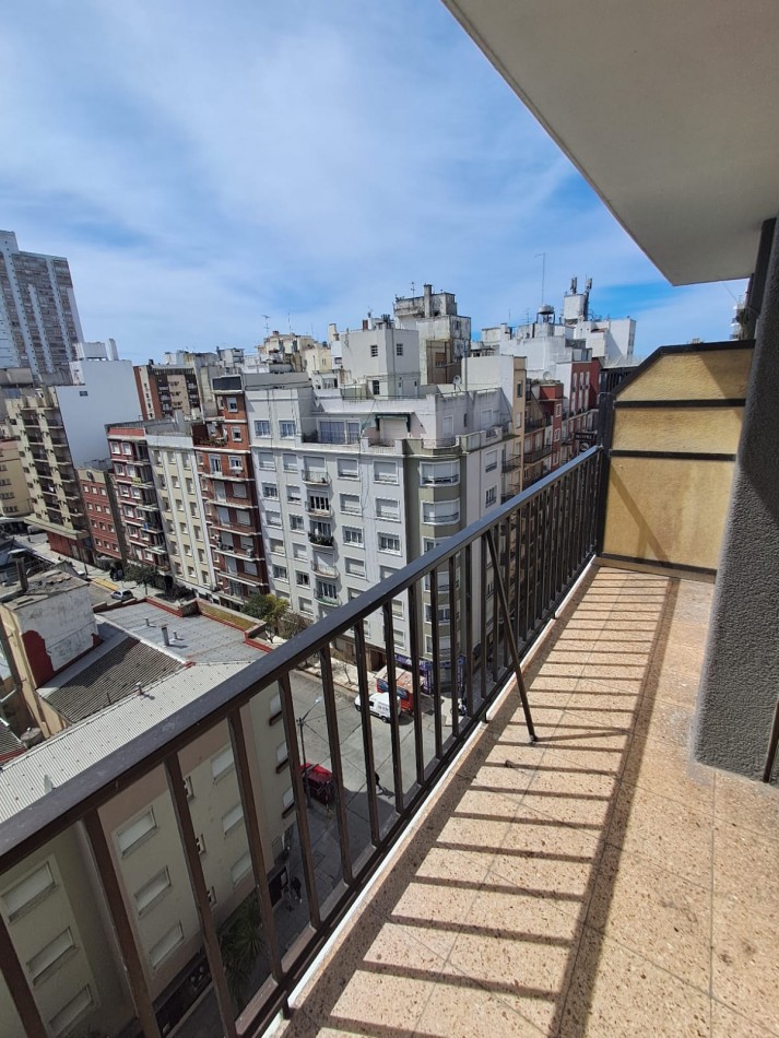 DEPARTAMENTO DE 2 AMBIENTES A LA CALLE CON DEPENDENCIA. PLAZA COLON.