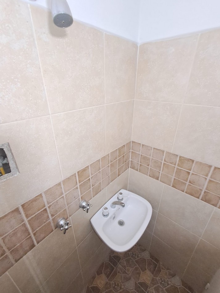 DEPARTAMENTO DE 2 AMBIENTES A LA CALLE CON DEPENDENCIA. PLAZA COLON.