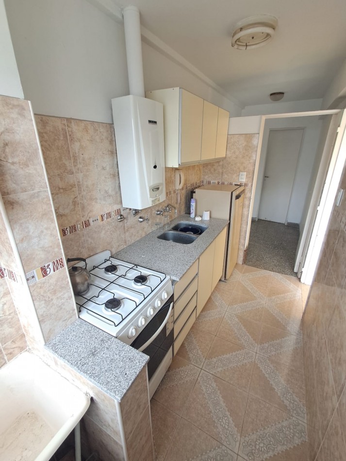 DEPARTAMENTO DE 2 AMBIENTES A LA CALLE CON DEPENDENCIA. PLAZA COLON.