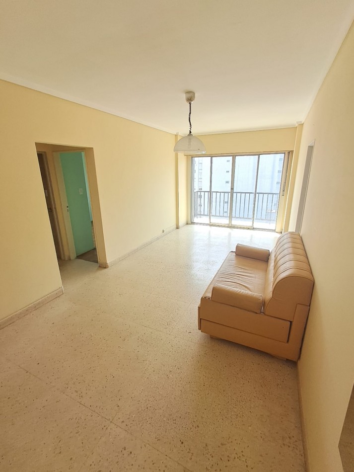 DEPARTAMENTO DE 2 AMBIENTES A LA CALLE CON DEPENDENCIA. PLAZA COLON.