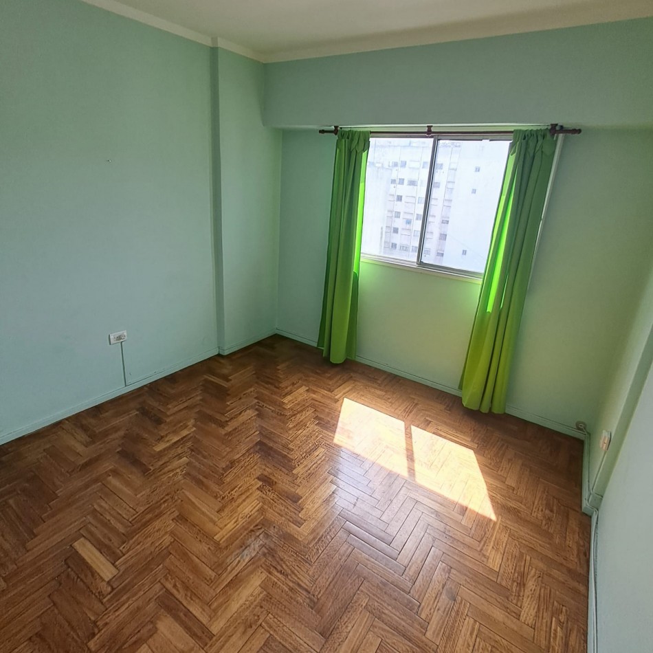 DEPARTAMENTO DE 2 AMBIENTES A LA CALLE CON DEPENDENCIA. PLAZA COLON.