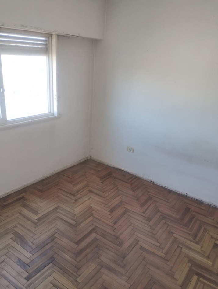 DEPARTAMENTO DE 2 AMBIENTES A RECICLAR. CONTRAFRENTE ABIERTO. SAN JOSE. OPORTUNIDAD