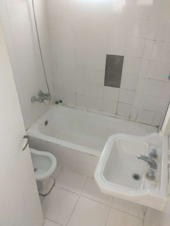 DEPARTAMENTO DE 2 AMBIENTES A RECICLAR. CONTRAFRENTE ABIERTO. SAN JOSE. OPORTUNIDAD