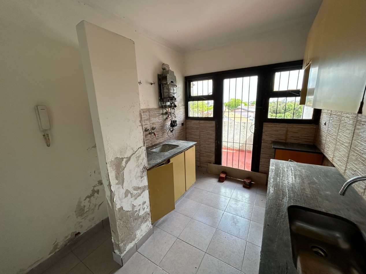 DUPLEX 3 AMBIENTES CON COCHERA CUBIERTA FIJA. TUCUMAN Y PASO. PARA RECICLAR