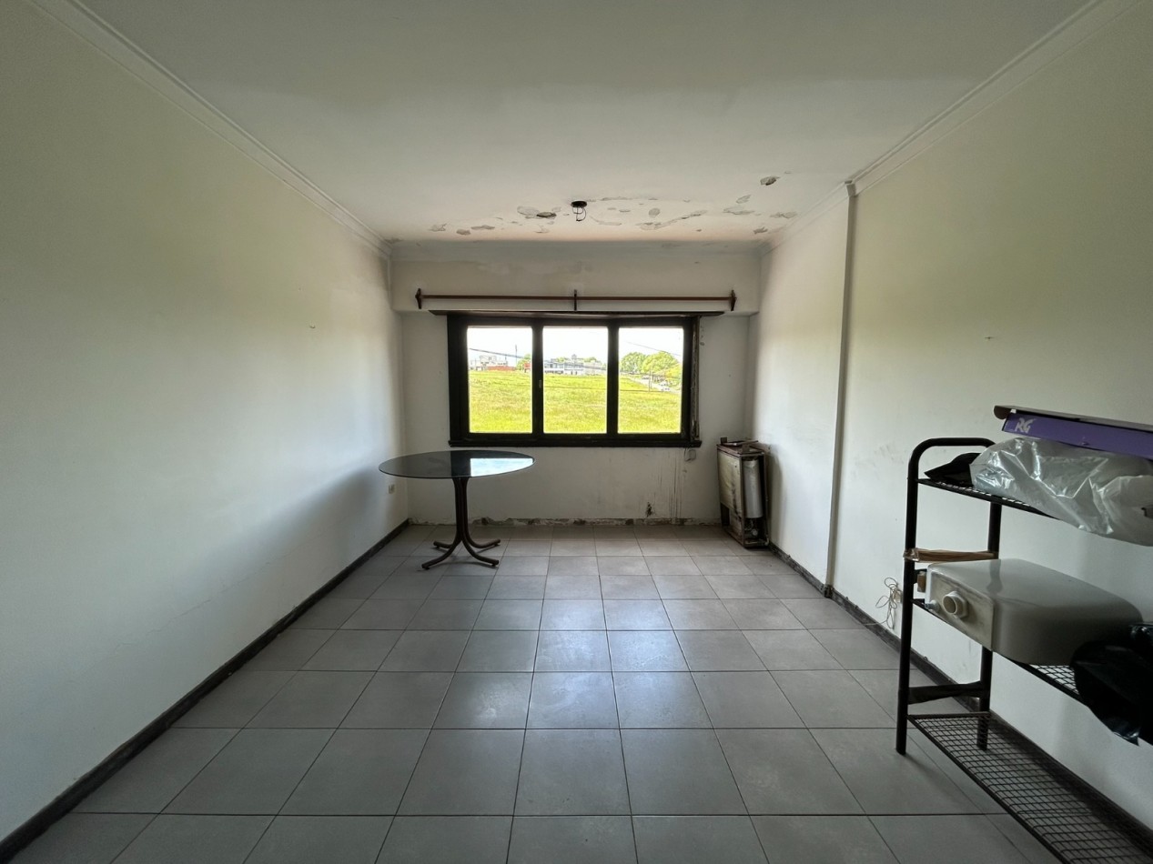 DUPLEX 3 AMBIENTES CON COCHERA CUBIERTA FIJA. TUCUMAN Y PASO. PARA RECICLAR