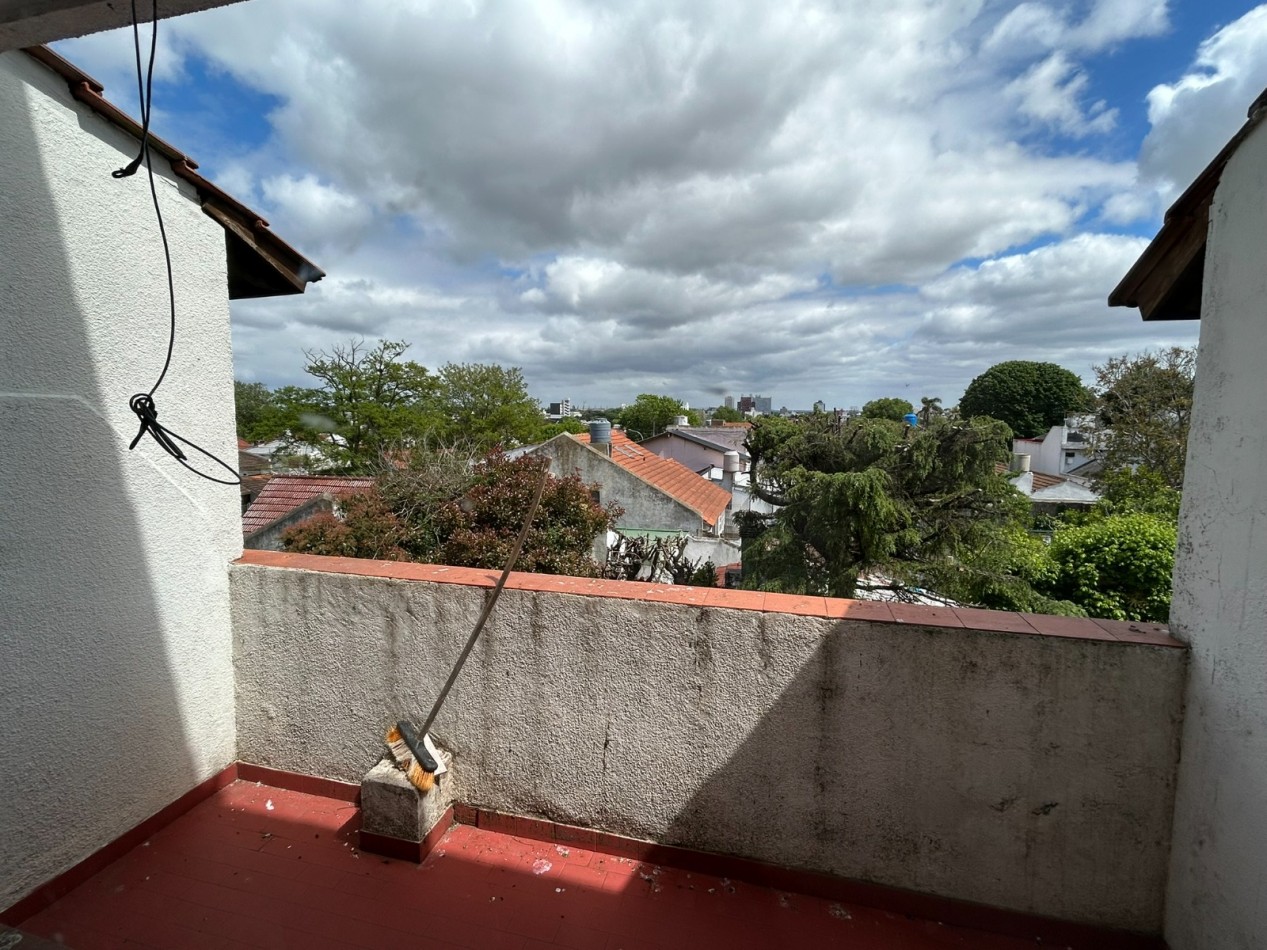 DUPLEX 3 AMBIENTES CON COCHERA CUBIERTA FIJA. TUCUMAN Y PASO. PARA RECICLAR