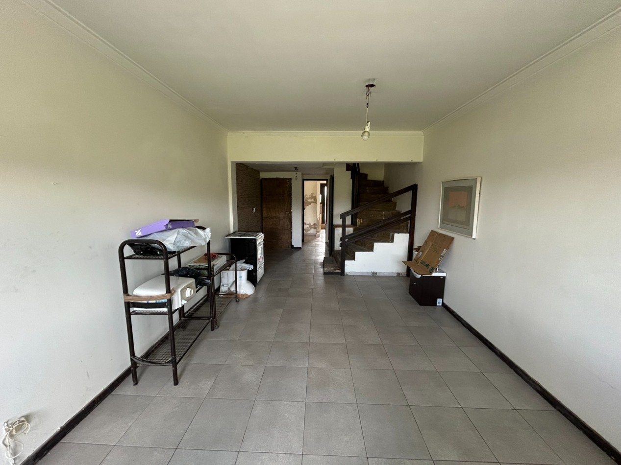 DUPLEX 3 AMBIENTES CON COCHERA CUBIERTA FIJA. TUCUMAN Y PASO. PARA RECICLAR