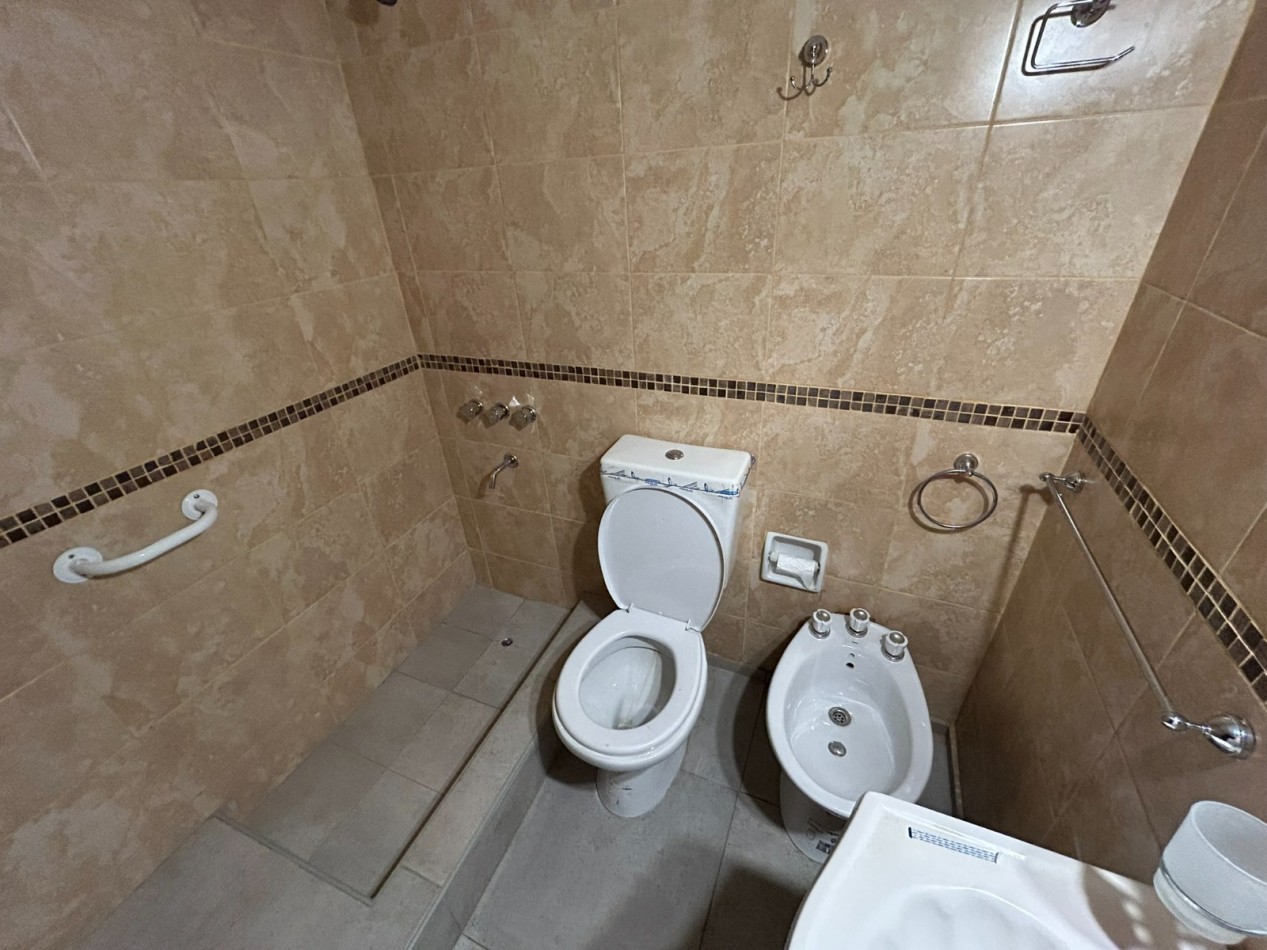 DUPLEX 3 AMBIENTES CON COCHERA CUBIERTA FIJA. TUCUMAN Y PASO. PARA RECICLAR