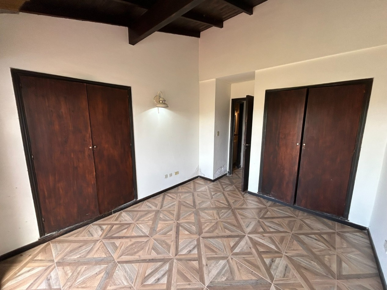 DUPLEX 3 AMBIENTES CON COCHERA CUBIERTA FIJA. TUCUMAN Y PASO. PARA RECICLAR