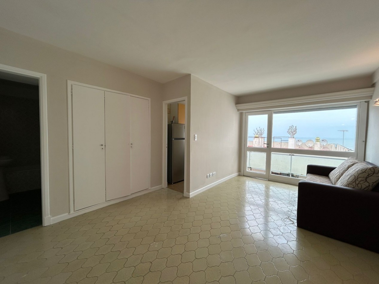 MONOAMBIENTE CON BALCON SALIENTE Y VISTA AL MAR. DIAGONAL ALBERDI
