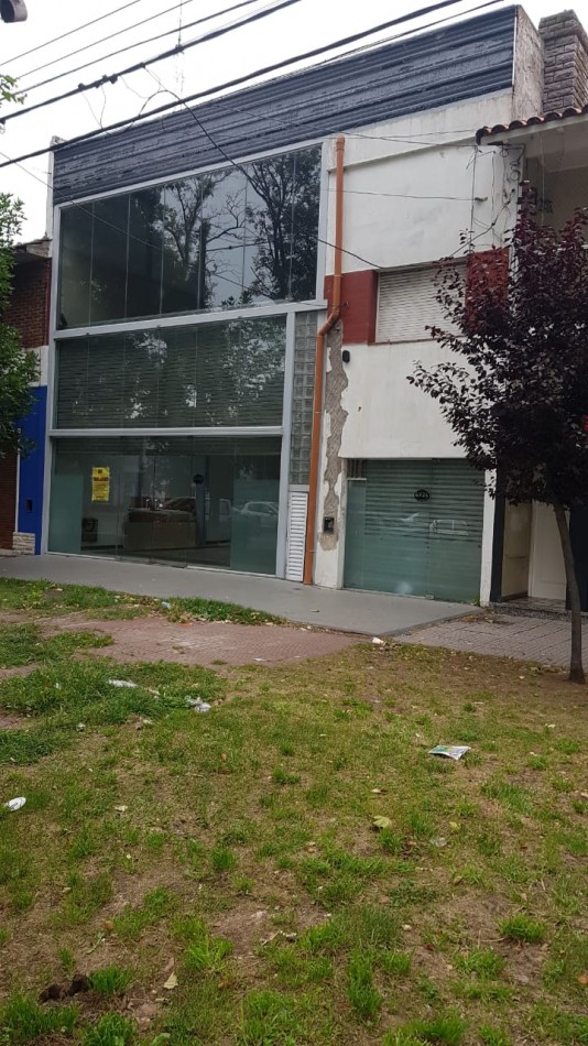 IMPORTANTE LOCAL COMERCIAL. SOBRE AVENIDA LIBERTAD ENTRE FRANCIA Y JARA