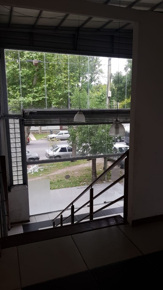 IMPORTANTE LOCAL COMERCIAL. SOBRE AVENIDA LIBERTAD ENTRE FRANCIA Y JARA