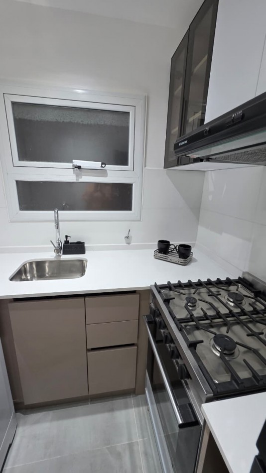 2 AMBIENTES AL FRENTE CON BALCON. VISTA A PLAZA COLON. RECICLADO