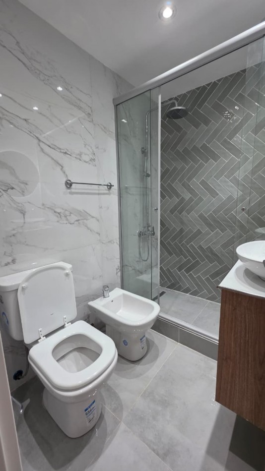 2 AMBIENTES AL FRENTE CON BALCON. VISTA A PLAZA COLON. RECICLADO