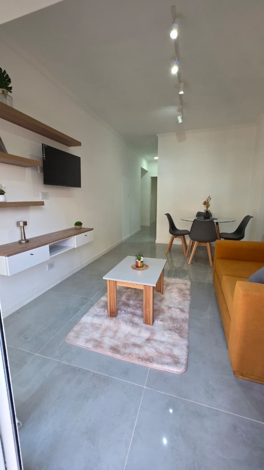 2 AMBIENTES AL FRENTE CON BALCON. VISTA A PLAZA COLON. RECICLADO