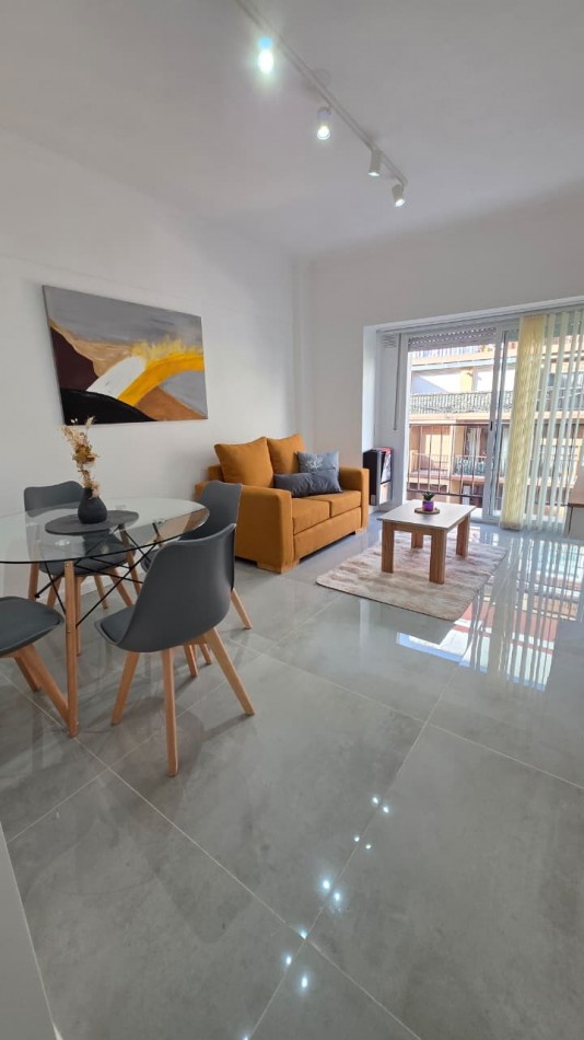 2 AMBIENTES AL FRENTE CON BALCON. VISTA A PLAZA COLON. RECICLADO