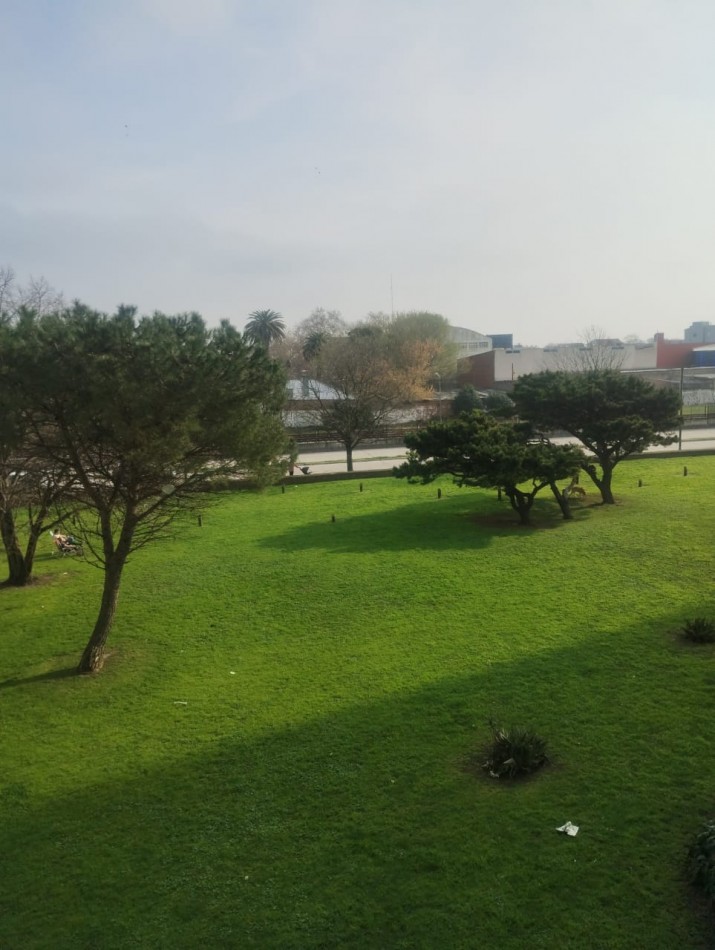 DEPARTAMENTO DE 3 AMBIENTES CON BALCON SALIENTE Y VISTA ABIERTA. SUPER LUMINOSO. CON RENTA,