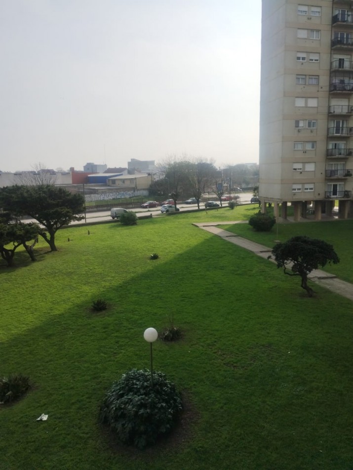DEPARTAMENTO DE 3 AMBIENTES CON BALCON SALIENTE Y VISTA ABIERTA. SUPER LUMINOSO. CON RENTA,