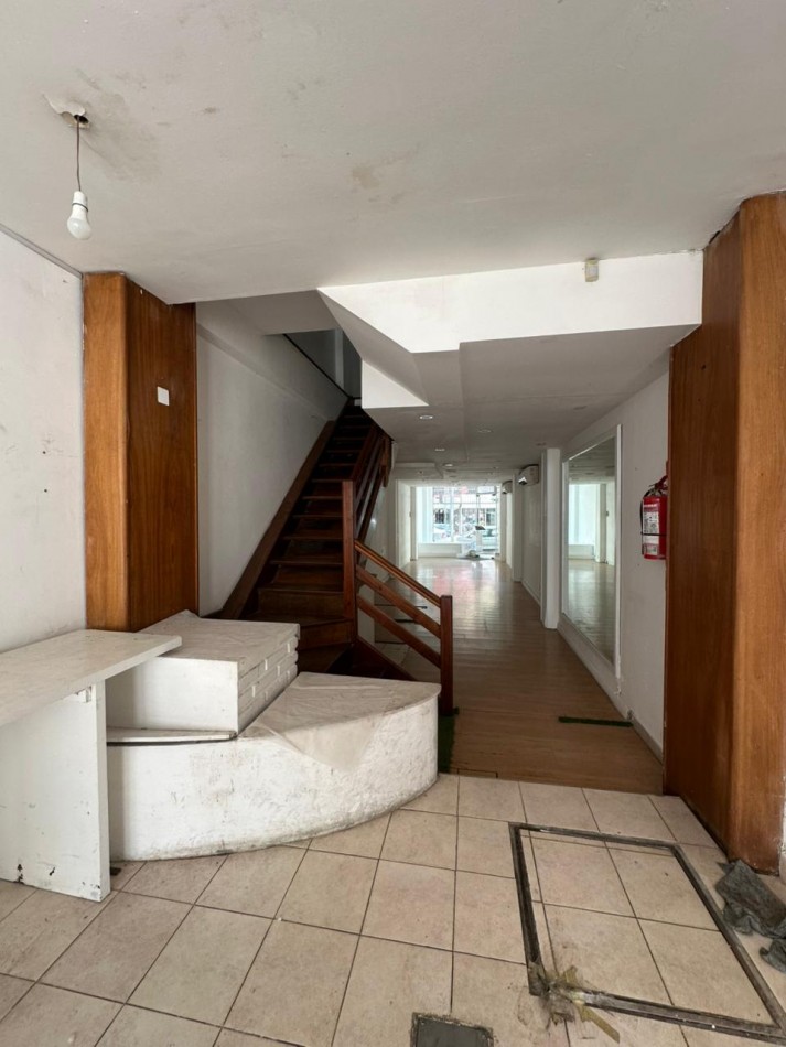 AMPLIO LOCAL EN DUPLEX. EXCELENTE UBICACION. TOMA PERMUTA. 