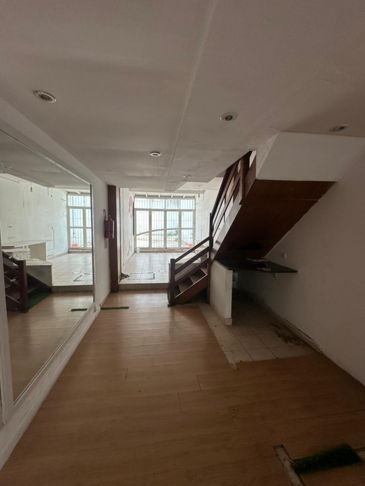 AMPLIO LOCAL EN DUPLEX. EXCELENTE UBICACION. TOMA PERMUTA. 