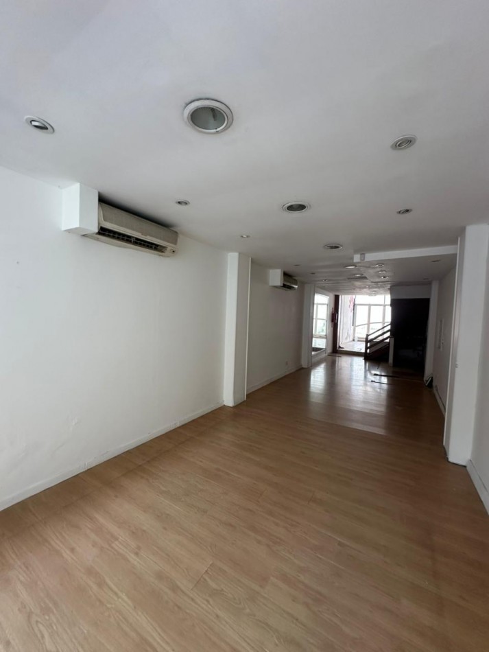 AMPLIO LOCAL EN DUPLEX. EXCELENTE UBICACION. TOMA PERMUTA. 