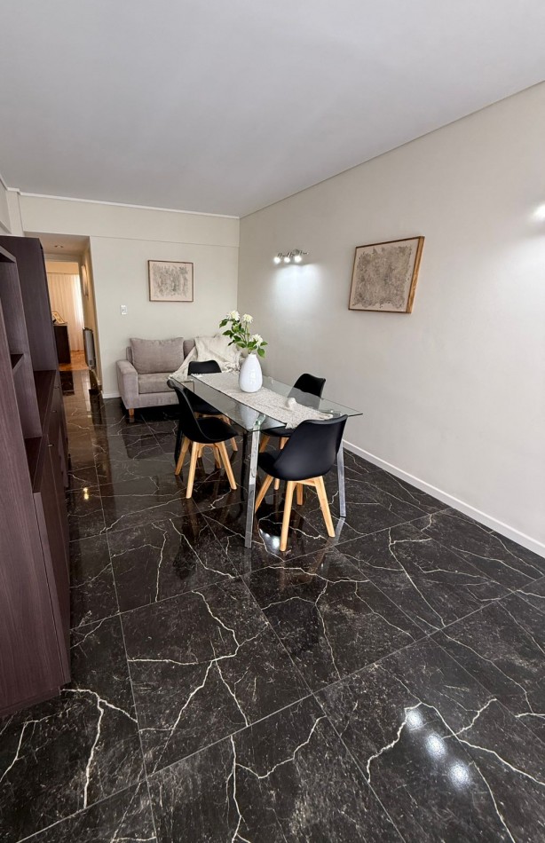 DEPARTAMENTO DE 2 AMBIENTES A LA CALLE CON BALCON SALIENTE. DEPENDENCIAL MUY LUMINOSO. PLAZA COLON.